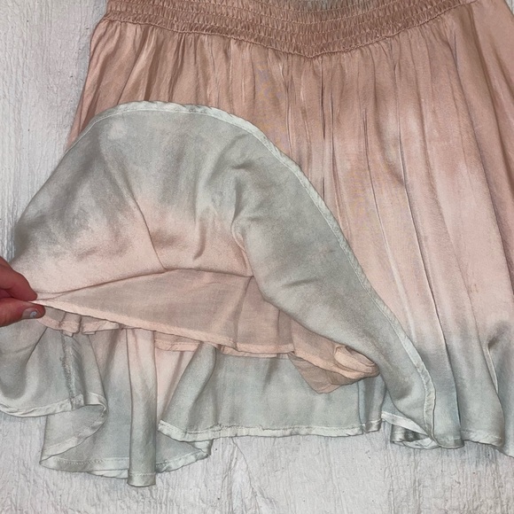 two toned silky skirt with shorts underneath. Very flowy and light material - Picture 3 of 4